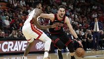 Basketbalista Chicaga Tomáš Satoranský (vpravo) se snaží přejít přes soupeře z... | na serveru Lidovky.cz | aktuální zprávy
