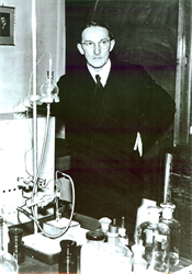 Šedesát let od první české Nobelovky. Heyrovského o ni málem připravila lidská závist, nominován byl 18krát Jaroslav Heyrovský ve své laboratoři | na serveru Lidovky.cz | aktuální zprávy