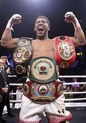 Joshua vrátil Ruizovi červnovou porážku a vzal si od něj zpět čtyři tituly mistra světa těžké váhy Anthony Joshua se raduje ze zisků čtyř pásů mistra světa těžké váhy. | na serveru Lidovky.cz | aktuální zprávy