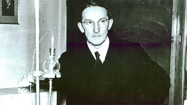 Jaroslav Heyrovský ve své laboratoi