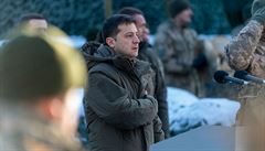 Prezident Zelenskyj uctívá památku padlých voják v Doncku.