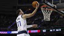 Luka Dončič dovádí míč do koše. | na serveru Lidovky.cz | aktuální zprávy