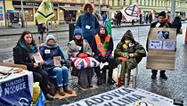 Hladovka, kterou drží na pražském andělu členové uskupení Extinction Rebellion. | na serveru Lidovky.cz | aktuální zprávy