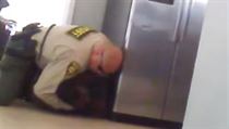 VIDEO: Policista násilím zatkl mladého chlapce, který má amputované všechny končetiny Policista při zatýkání chlapce bez končetin. | na serveru Lidovky.cz | aktuální zprávy