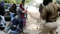 Ženy brání demonstranta vlastními těly. | na serveru Lidovky.cz | aktuální zprávy