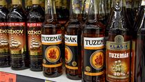 Zatím pijeme levněji. Obchodníci vzali likérky útokem a naplnili si sklady za nižší ceny Lahve alkoholu - ilustrační foto. | na serveru Lidovky.cz | aktuální zprávy