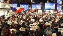 Demonstrace proti Andreji Babišovi na hlavním nádraží v Praze.