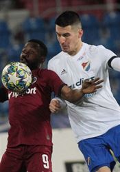 Sparta po remíze v Ostravě přezimuje na čtvrtém místě, Slovácko rozdrtilo po skvělém začátku Příbram Robert Hrubý v souboji s Guélorem Kangou. | na serveru Lidovky.cz | aktuální zprávy