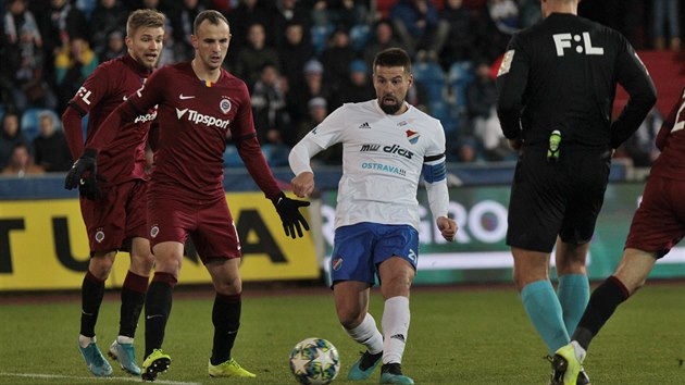 David Lischka stínuje Milana Baroše.