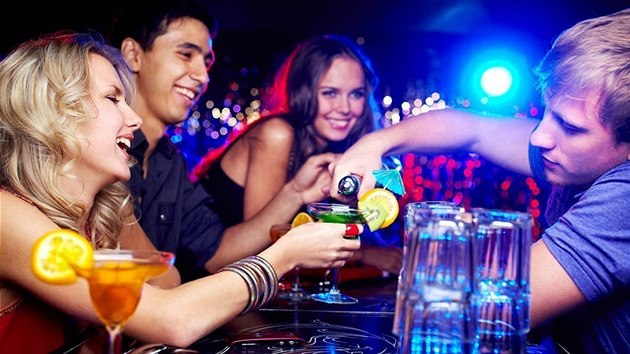 Mladí lidé konzumují alkohol - ilustraní foto.