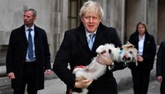 Boris Johnson se svým psem.