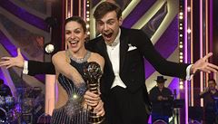 Hereka Veronika Khek Kubaová a taneník Dominik Vodika se radují z vítzství.