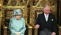 Královna Albta II. a princ Charles bhem ceremoniálu v britské dolní snmovn.