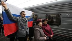 Lidé vítají první vlak, který pijel z Petrohradu na Krym.