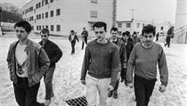 Propouštění vězňů po amnestii v lednu 1990. Na snímku propouštění v Bělušicích... | na serveru Lidovky.cz | aktuální zprávy