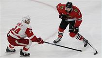 Útočník Chicaga Dominik Kubalík se snaží vystřelit přes obránce Detroitu. | na serveru Lidovky.cz | aktuální zprávy