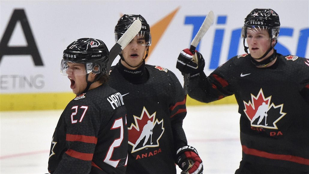 Hokejisté Kanady se radují z gólu ve finále MS junior.