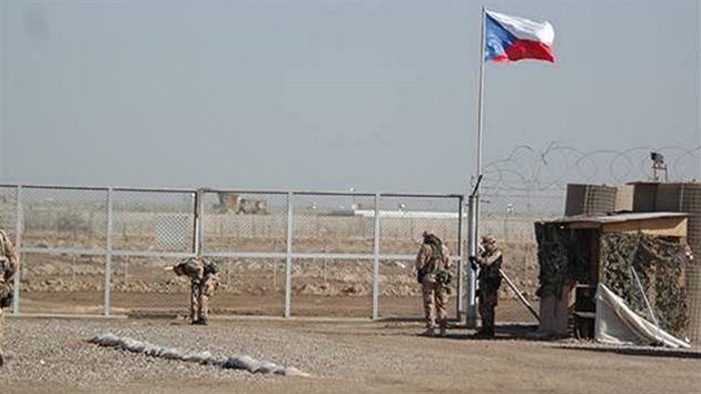 etí vojáci na základn v irácké Base.