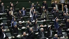 Írántí poslanci v parlamentu bhem hlasování o zákonu o amerických silách.