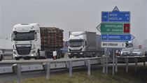 Automobily na sjezdu z dálnice D2 u Břeclavi (ilustrační foto). | na serveru Lidovky.cz | aktuální zprávy