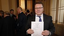 Petr Hejma (STAN) s koaliční smlouvou. | na serveru Lidovky.cz | aktuální zprávy