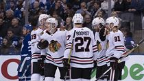 Útočník Chicago Blackhawks Dominik Kubalík (8) slaví se spoluhráčem Jonathanem... | na serveru Lidovky.cz | aktuální zprávy