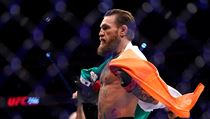 Conor McGregor slaví vítězství nad Donaldem Cerronem. | na serveru Lidovky.cz | aktuální zprávy