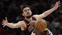 Basketbalista Chicaga Bulls Tomáš Satoranský se snaží zblokovat soupeře. | na serveru Lidovky.cz | aktuální zprávy