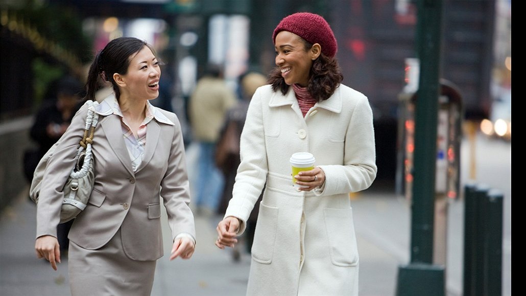 Asiatka a ernoka v ulicích New Yorku