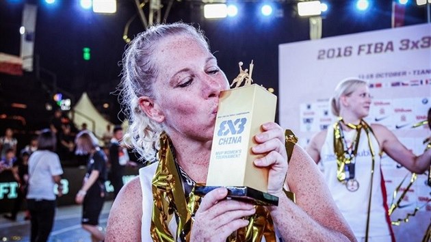 Souasná trenérka basketbalistek Michaela Uhrová se raduje z triumfu na MS 2016.