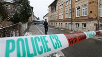Policie hlídkuje ve Vejprtech před domem pro mentálně postižené, kde hořelo.