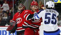 Brett Pesce si vyměňuje názory s útočníkem Winnipegu Scheifelem. Všemu přihlíží... | na serveru Lidovky.cz | aktuální zprávy