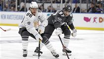 David Pastrňák (88) z Boston Bruins zápasí o puk s Maxem Paciorettym (67) během... | na serveru Lidovky.cz | aktuální zprávy