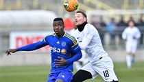 Mohamed Tijani v souboji s Liborem Kozákem. | na serveru Lidovky.cz | aktuální zprávy