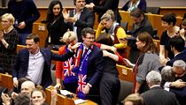 Britov v Evropskm parlamentu reaguj na spn schvlenou brexitovou dohodu.