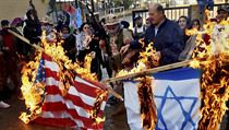 Palestinci pálili americké a izraelské vlajky během protestu proti americkému... | na serveru Lidovky.cz | aktuální zprávy
