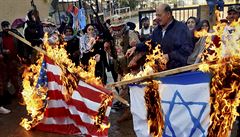 Palestinci pálili americké a izraelské vlajky bhem protestu proti americkému...