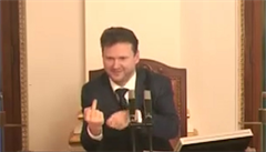 Předseda sněmovny Radek Vondráček (ANO) z legrace ukazuje vulgární gesto... | na serveru Lidovky.cz | aktuální zprávy