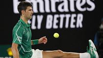 Novak Djokovi v zpase proti Rogeru Federerovi.