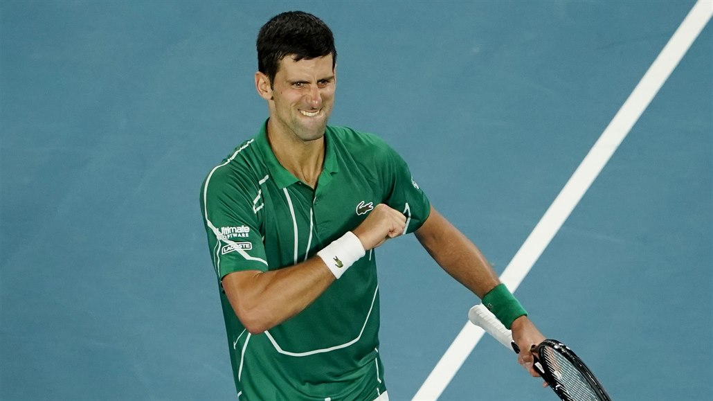 Novak Djokovi v zápase proti Rogeru Federerovi.