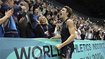 Armand Duplantis slaví překonání světového rekordu ve skoku o tyči - 617 cm. | na serveru Lidovky.cz | aktuální zprávy