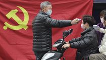 Dobrovolníci v Chang-čou měří lidem teplotu. | na serveru Lidovky.cz | aktuální zprávy