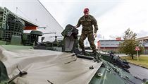 Voják na obrněném vozidle Pandur. | na serveru Lidovky.cz | aktuální zprávy