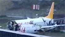 Letadlo, které vyjelo z ranveje v tureckém Istanbulu. Na snímku jsou vidět... | na serveru Lidovky.cz | aktuální zprávy