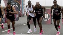 Maratonský běžec Eliud Kipchoge z Keni (v bílém) byl kritizován za boty | na serveru Lidovky.cz | aktuální zprávy