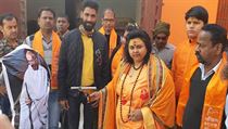 Členka pravicové strany Hindu Mahasabha střílí do figuríny Gándhího. | na serveru Lidovky.cz | aktuální zprávy
