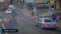 Tři ženy převádějí 13 dětí přes železniční přejezd v pražských Řeporyjích, i... | na serveru Lidovky.cz | aktuální zprávy