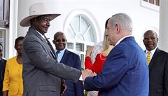 Neekaná návtva. Izraelský premiér Benjamin Netanjahu (vpravo) si potásá...
