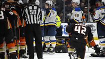 Záchranáři na hrací ploše ošetřují Jay Bouwmeestera krátce po tom, co... | na serveru Lidovky.cz | aktuální zprávy