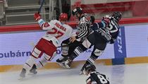 Třinecký Martin Růžička v souboji s vítkovickým Janem Hruškou. Do souboje se... | na serveru Lidovky.cz | aktuální zprávy